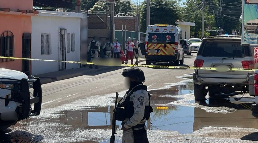 Elemento del ejército méxicano junto a patrulla de la guardia nacional y cinta amarilla de precaución