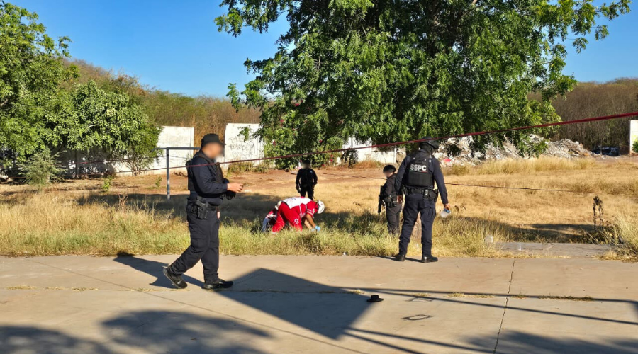 Policías resguardan la escena del crimen