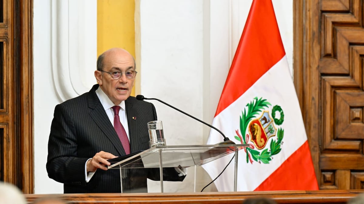 Funcionarios de la Embajada mexicana deben abandonar Perú, afirma el canciller Hugo de Zela