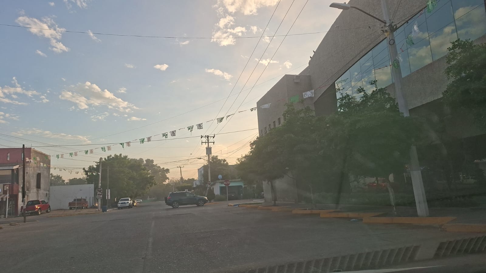 Calle de Guasave donde a la derecha hay un edificio, del que sobresale algo de humo.