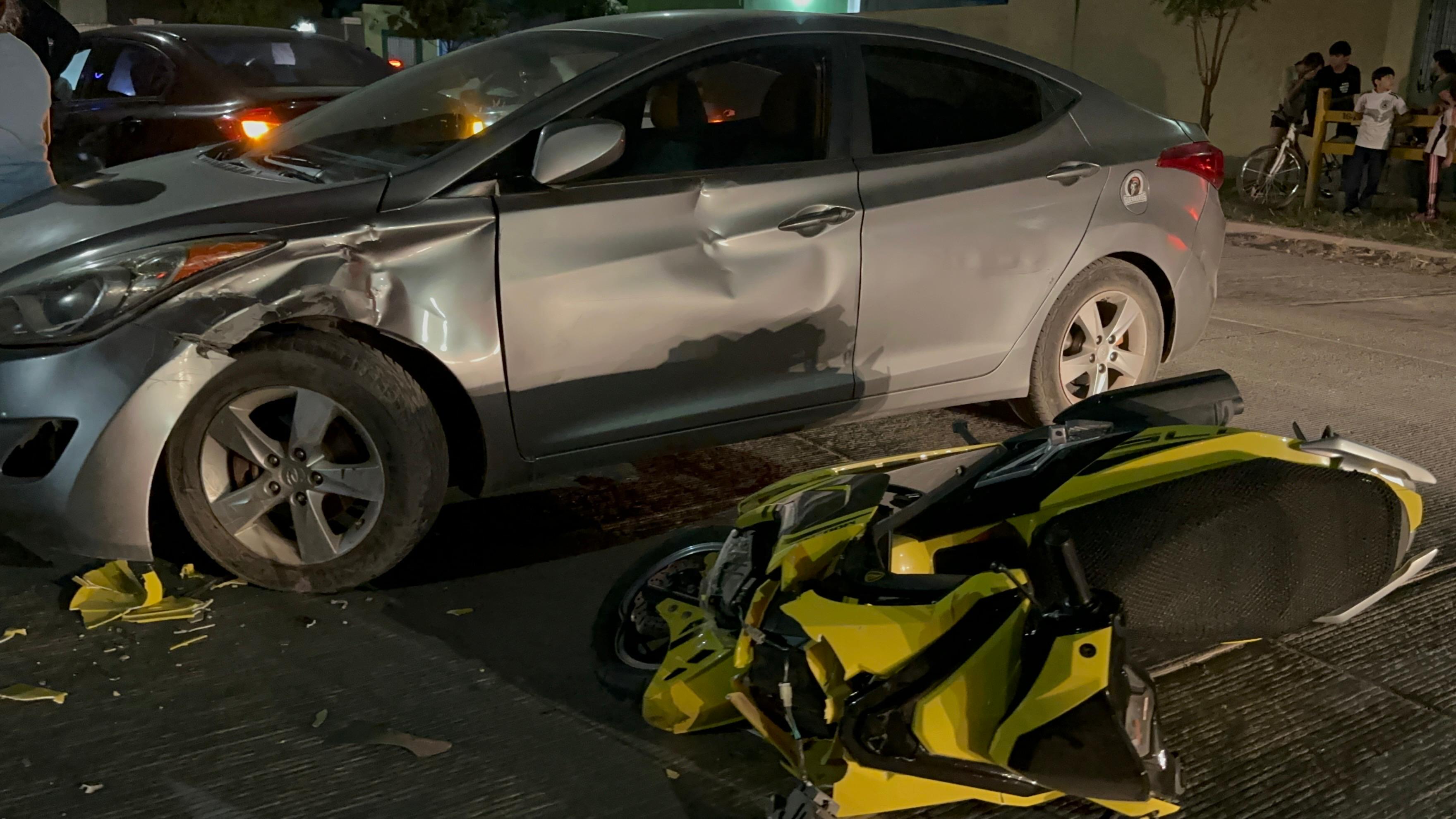 Mujer motociclista resulta lesionada al salir proyectada en accidente vial en Los Mochis