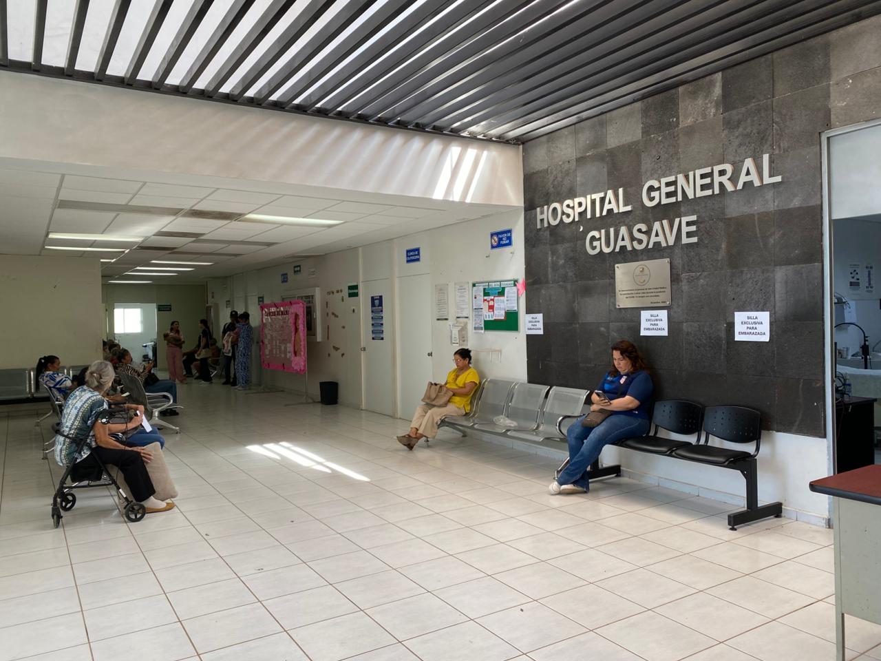 Pacientes en sala de espera de IMSS Guasave