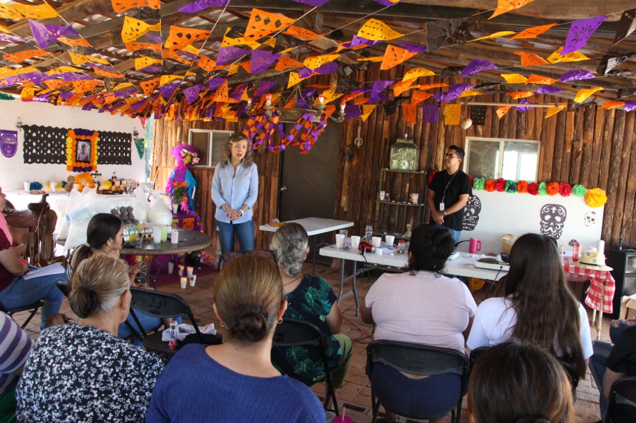 Economía municipal entrega material a mujeres de Alcoyonqui para elaboración de velas