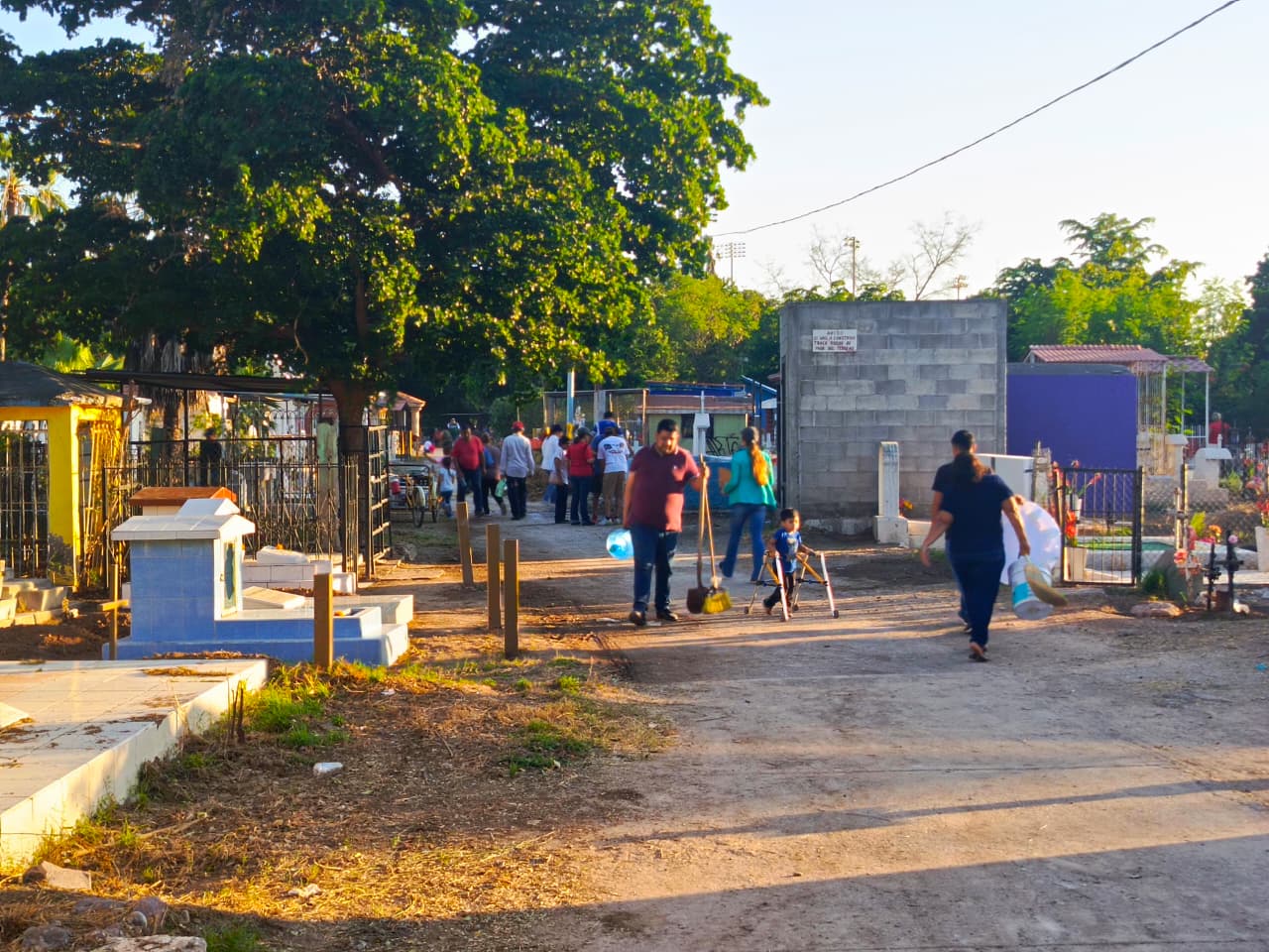 Tradición viva en Día de Muertos: familias visitan a sus seres queridos en panteones de Los Mochis