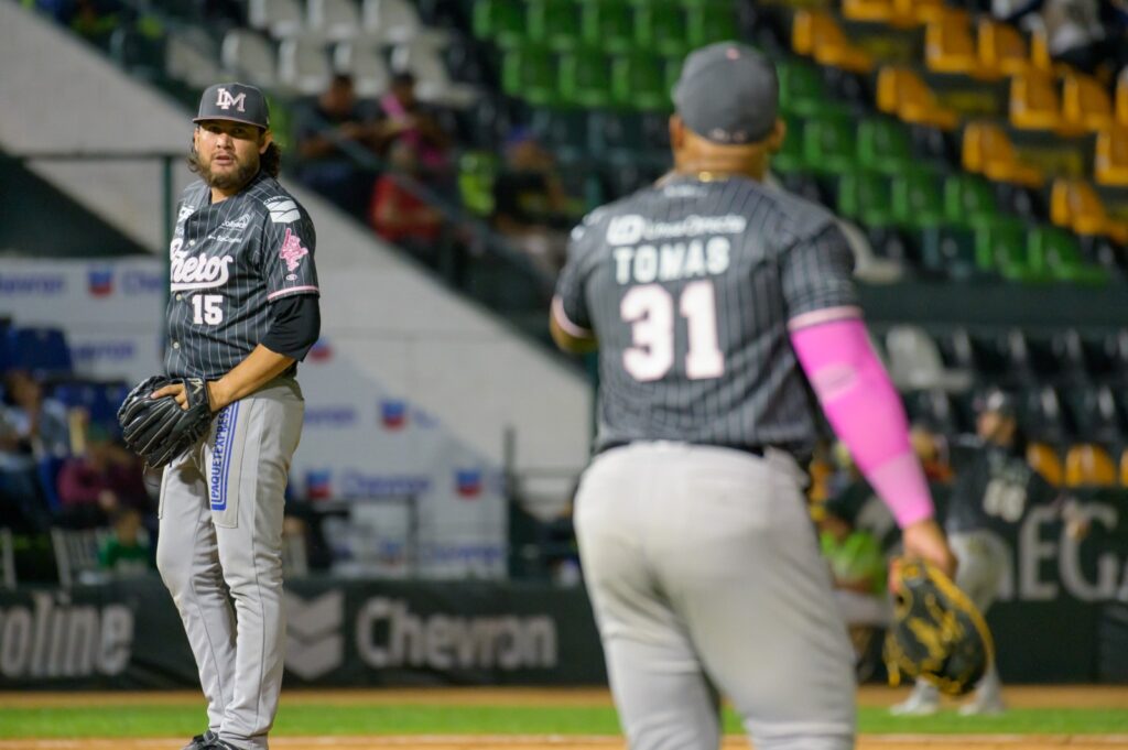 Darel Torres en charla con Yasmany Tomás en Chevron Park