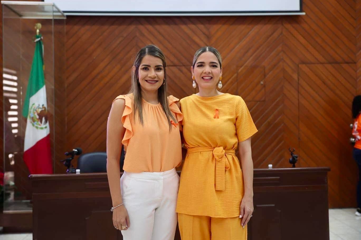 Estrella Palacios junto a Ana Marcela Herrera López posando para la foto