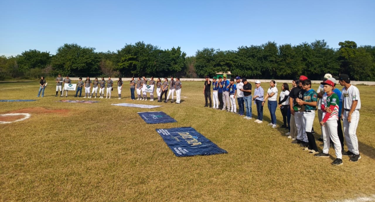 Equipos de softbol en un campo de Los Mochis con lonas en el césped