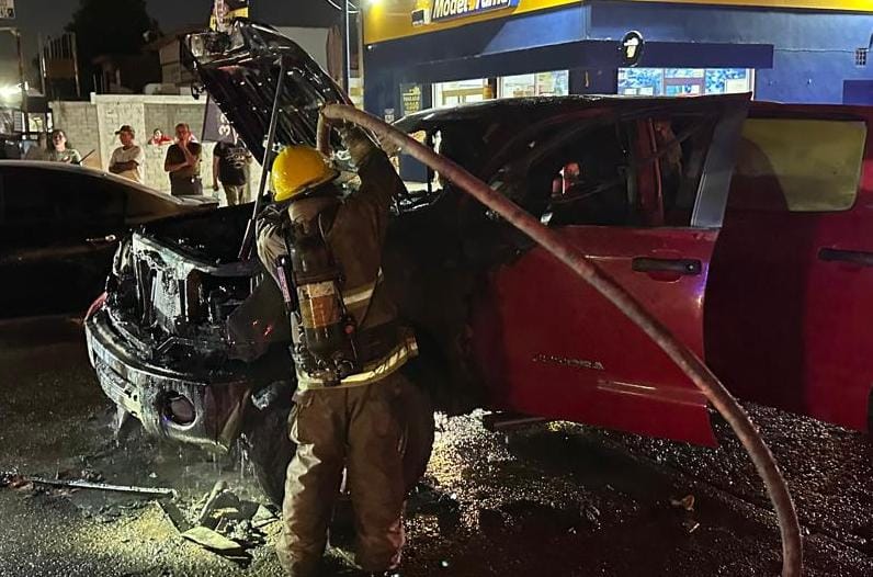 Se incendia camioneta cuando circulaba por las calles