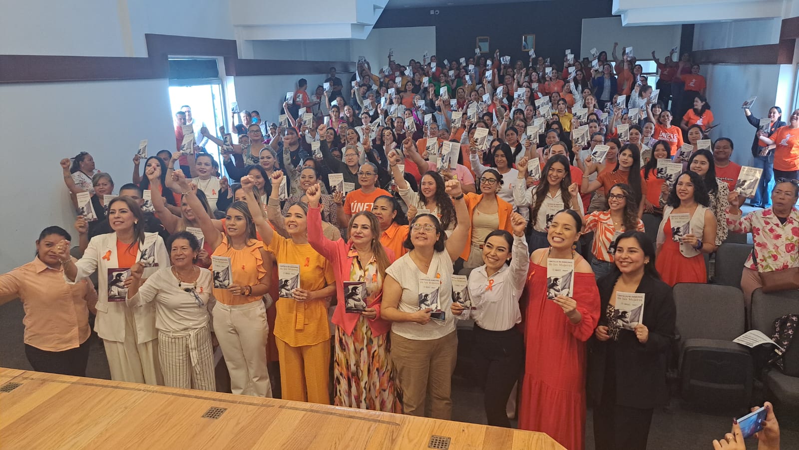 Alcaldesa de Mazatlán junto a decenas de personas de color naranja