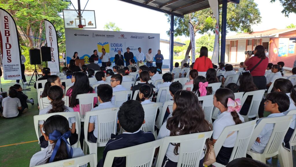 Presentación oficial de una cisterna en primaria de Culiacán