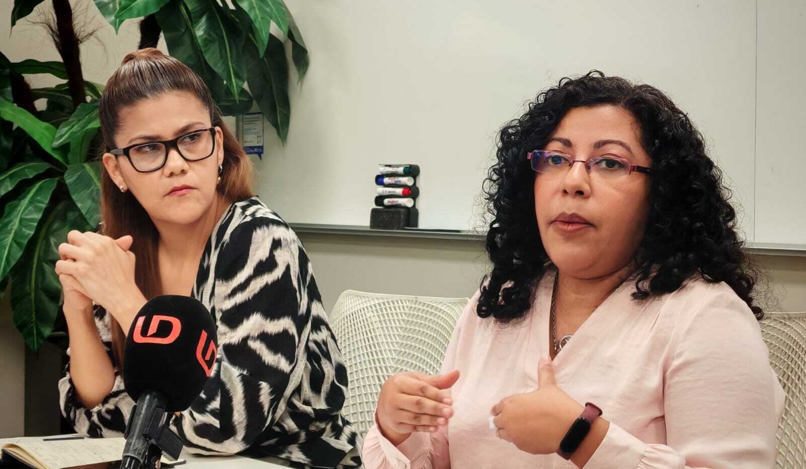 Dos personas en presentación del foro 'Derecho de acceso a la información'
