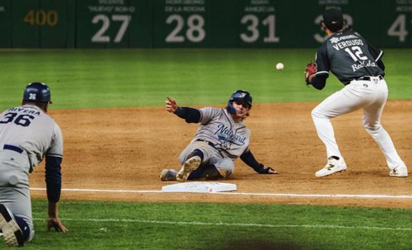 Jugador de los Jaguares de Nayarit realiza barrida en base en juego de la LMP