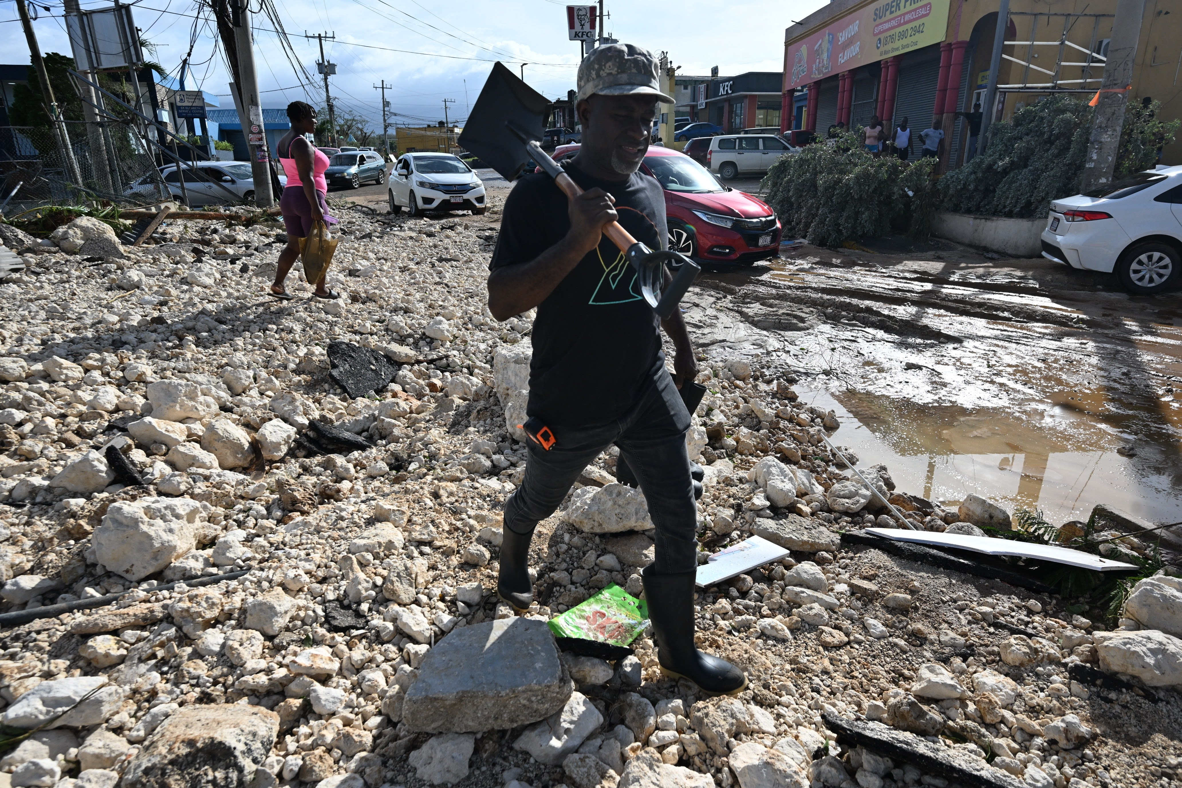 Jamaica intenta levantarse tras el paso del huracán Melissa; suman 28 muertos