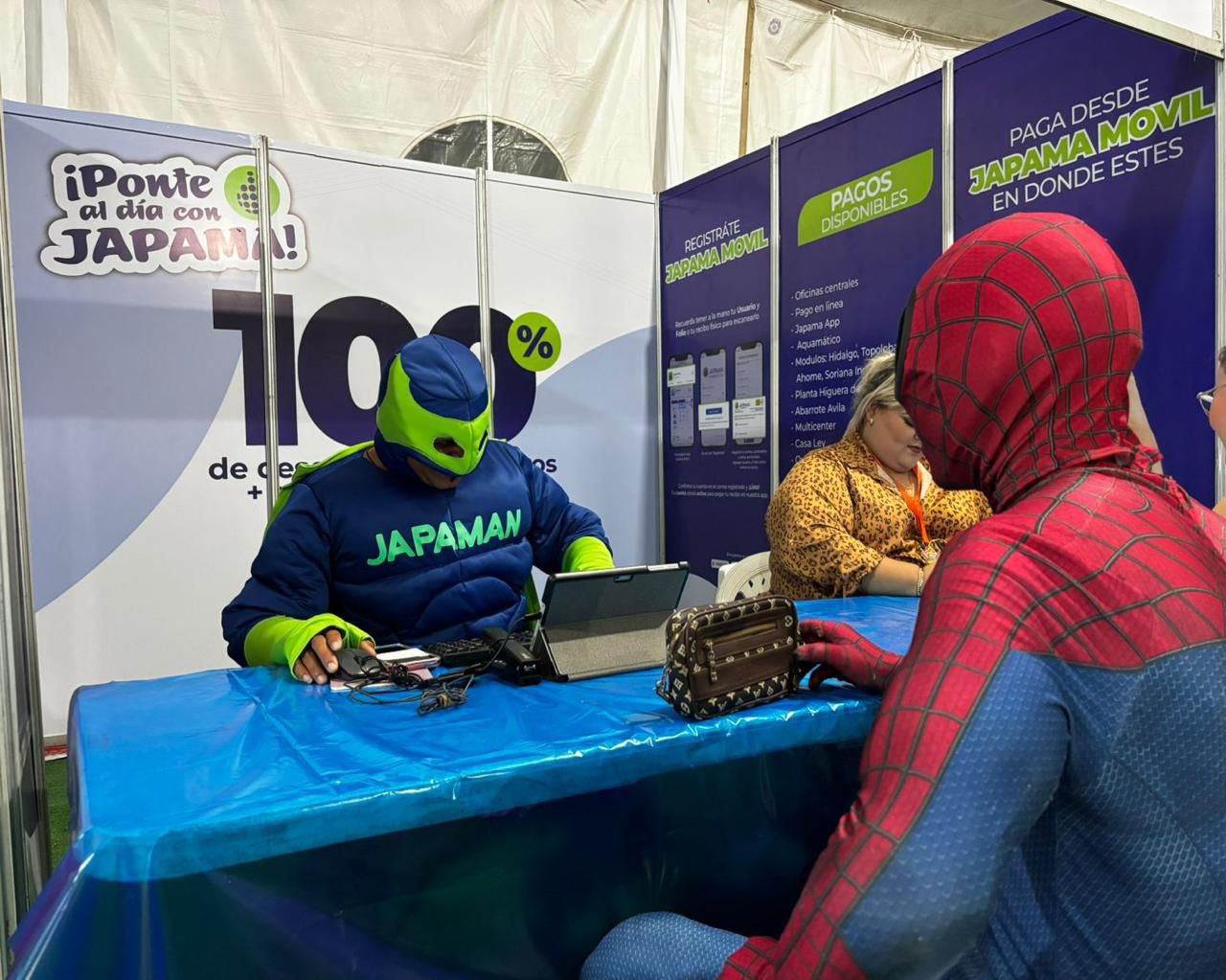 Spiderman pagando el agua con Japaman