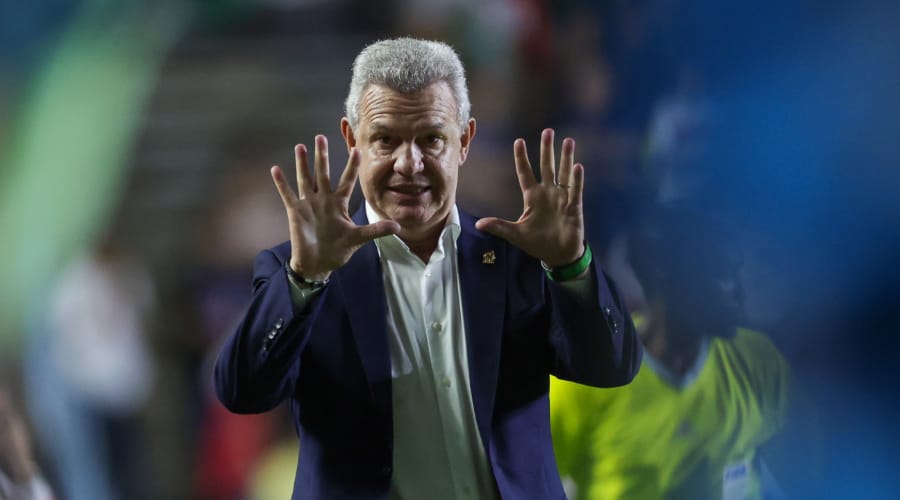 Javier Aguirre como director técnico en un partido