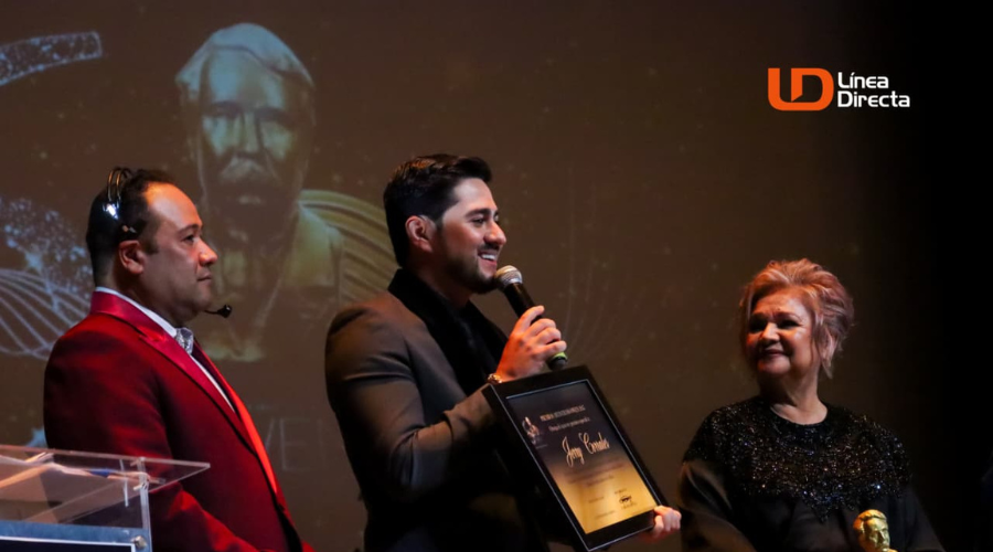 Jerry Corrales recibe reconocimiento en los Premios Owen 2025