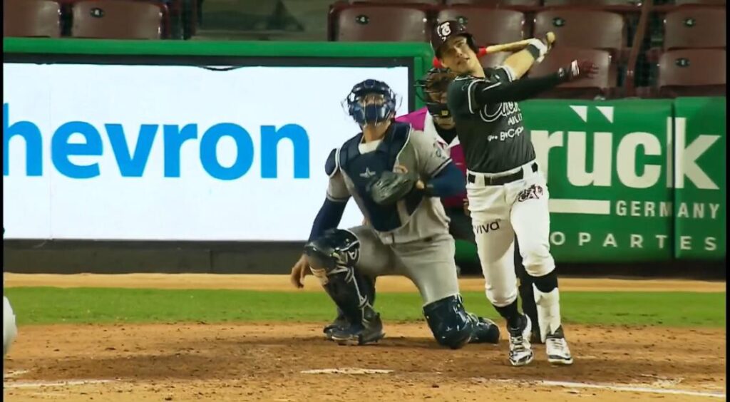 Bateador de Tomateros de Culiacán haciendo swing 