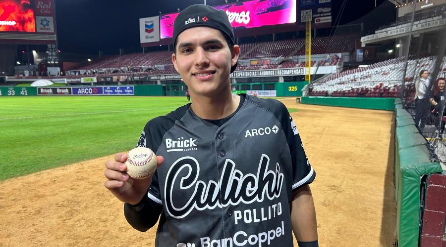 Jesús Higuera jugador de Tomateros de Culiacán con una pelota de beisbol en su mano derecha