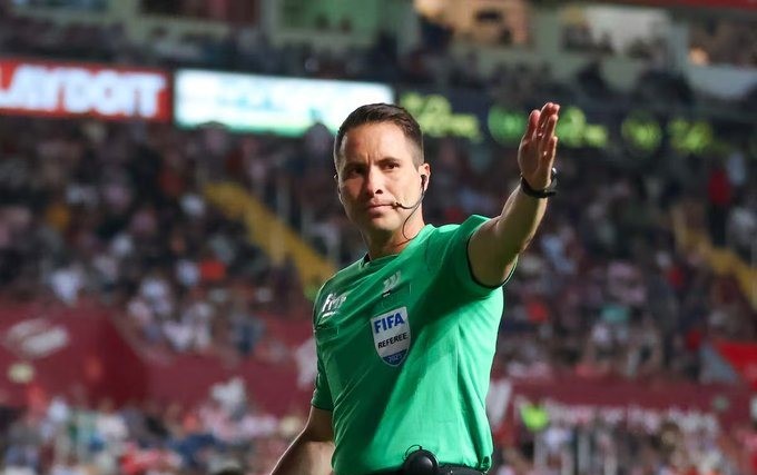 Jesús Rafael López Valle en el campo de juego haciendo una señal