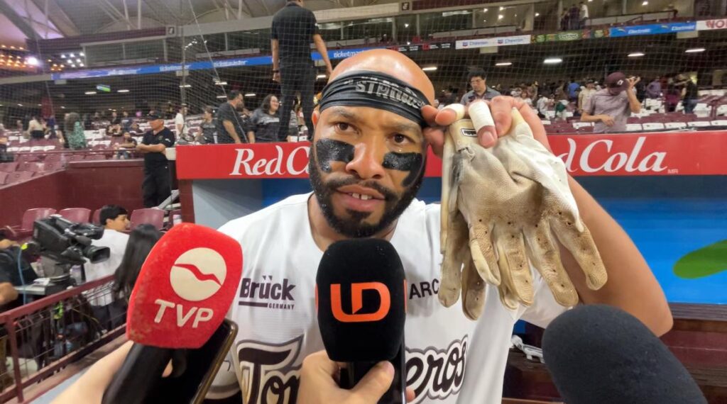 Jon Singleton celebrando junto a compañeros en el Estadio de Tomateros
