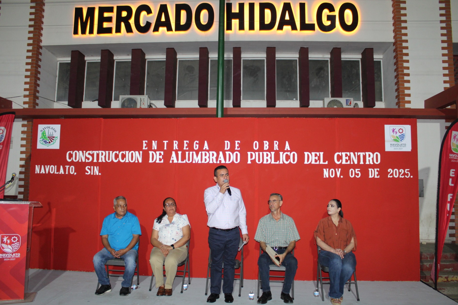 Jorge Rosario Bojórquez Berrelleza junto con vecinos de la colonia donde entregó alumbrado público