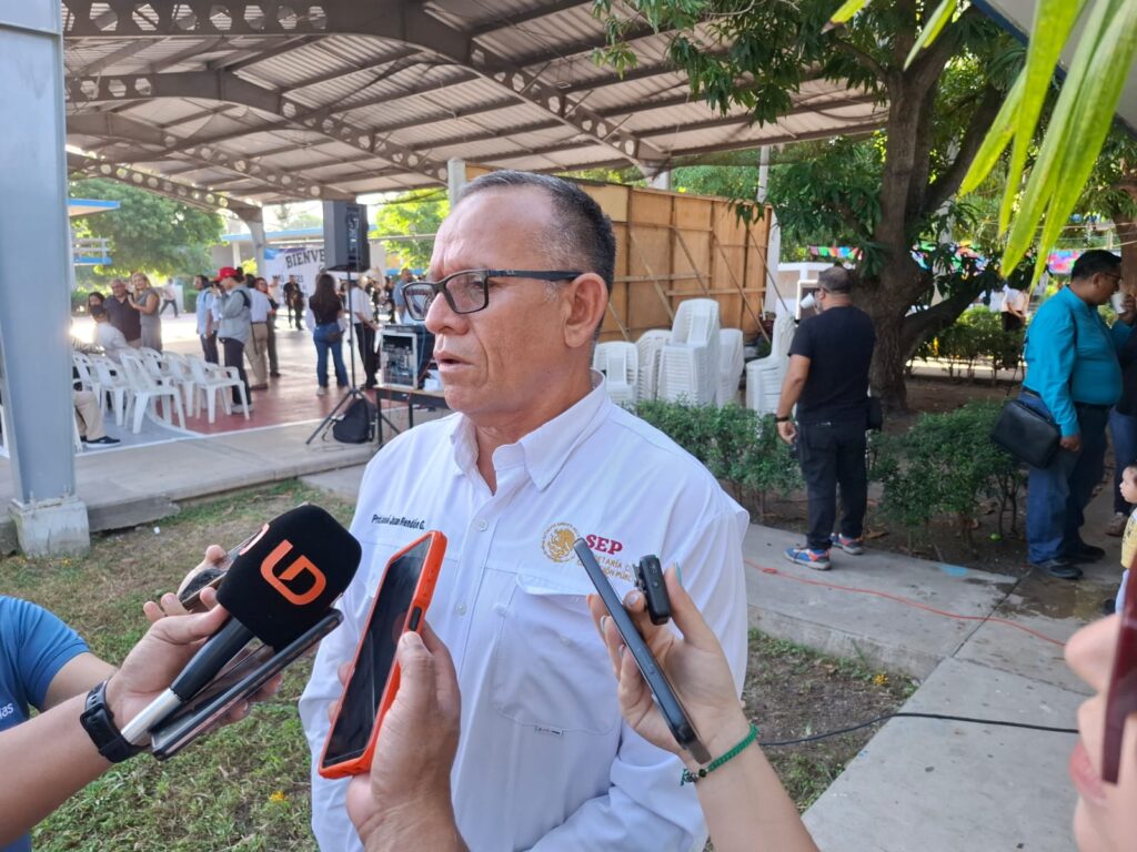 Jefe de los Servicios Escolares de la Sepyc en Mazatlán