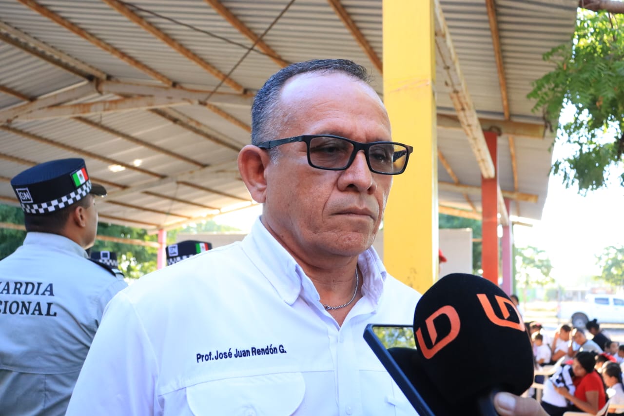José Juan Rendón Gómez, con lentes y camisa blanca y un micrófono de Línea Directa