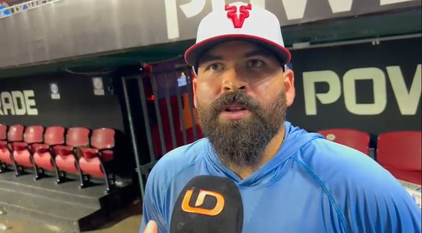 José Urquidy en el dugout del estadio de Venados de Mazatlán, siendo entrevistado por Línea Directa