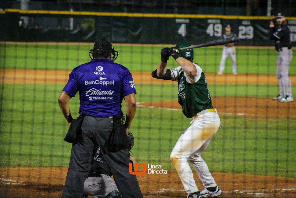 El jugador de Cañeros de Los Mochis, Josh Rehwaldt, se prepara para hacer un swing en el juego contra Tomateros el 04 de noviembre de 2025