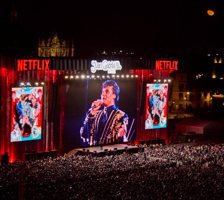 ¡Más de 170 mil asistentes! Rinden homenaje a Juan Gabriel con proyección en el Zócalo de CDMX
