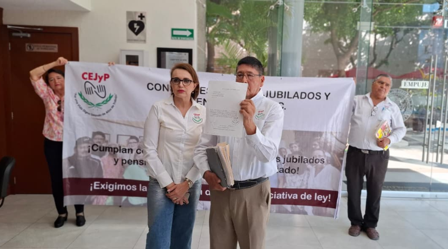 Jubilados del Gobierno de Sinaloa protestan en el Congreso del Estado 
