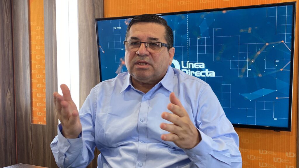Obispo Jesús José Herrera Quiñónez con fondo del estudio de Línea Directa
