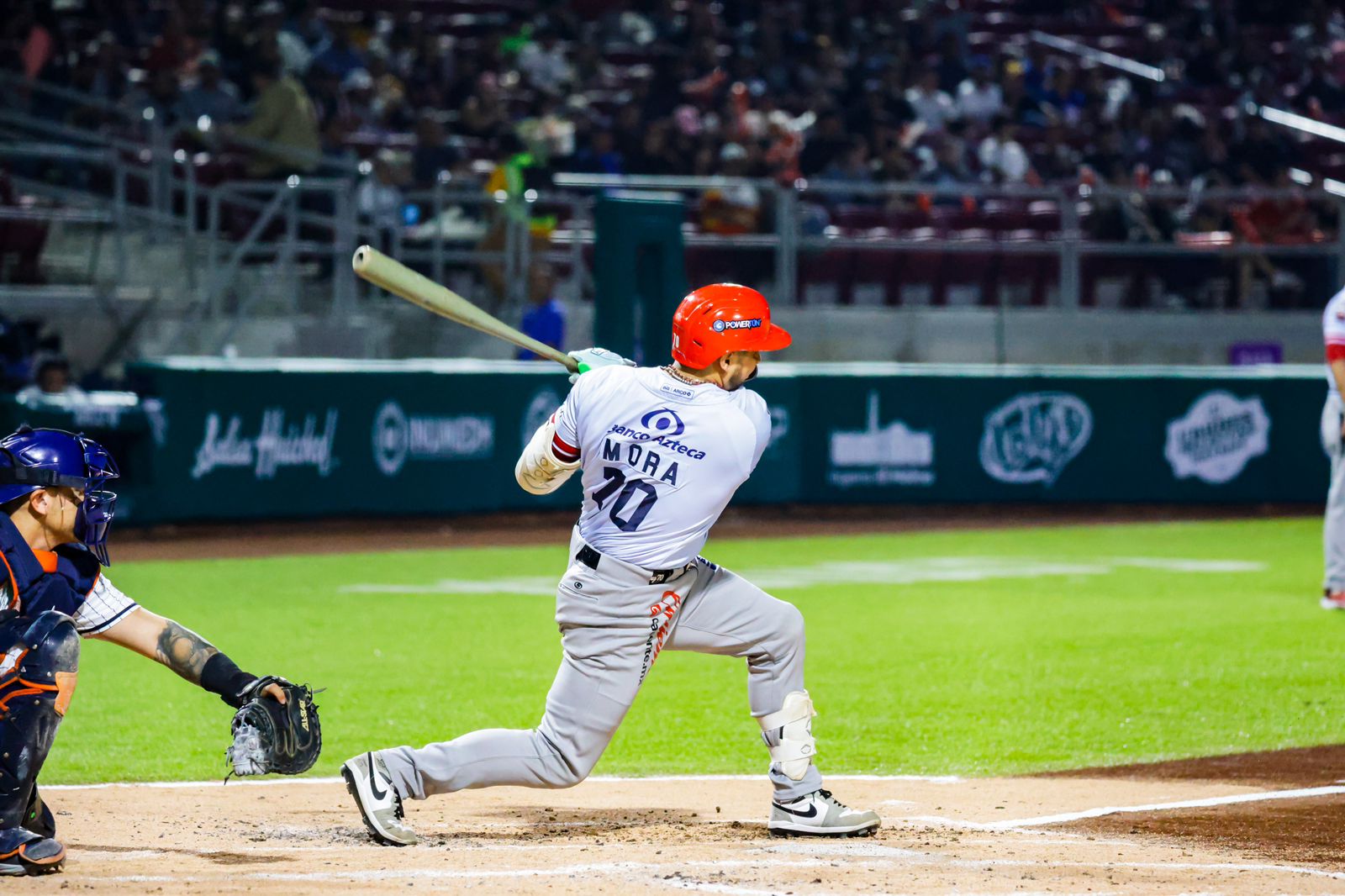 Jugador de beisbol bateando