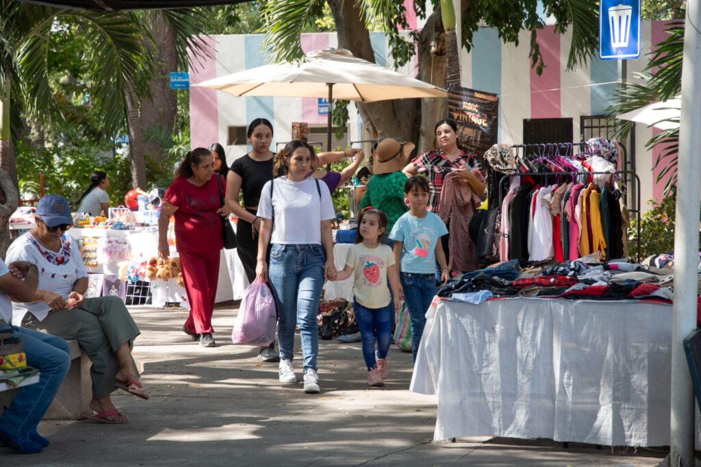 Familias en convención JugueCon en el Parque Revolución