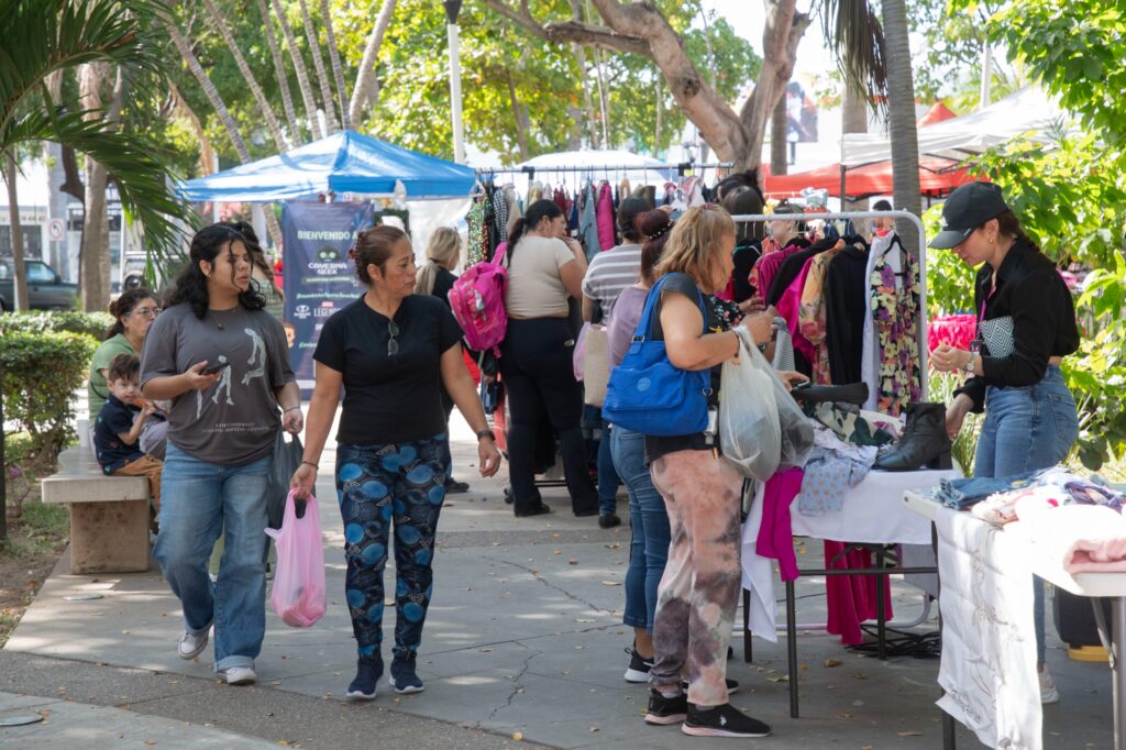Personas paseando por el Parque Revolución