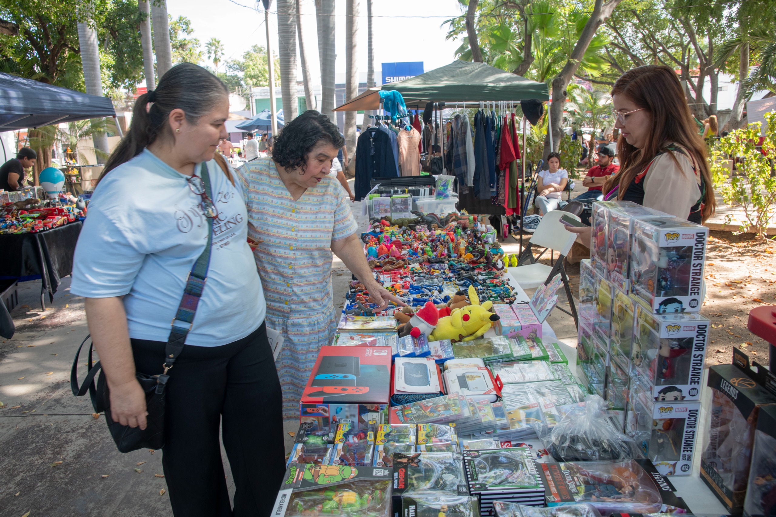 Dos mujeres comprando en un puesto de la JugueCon 2025