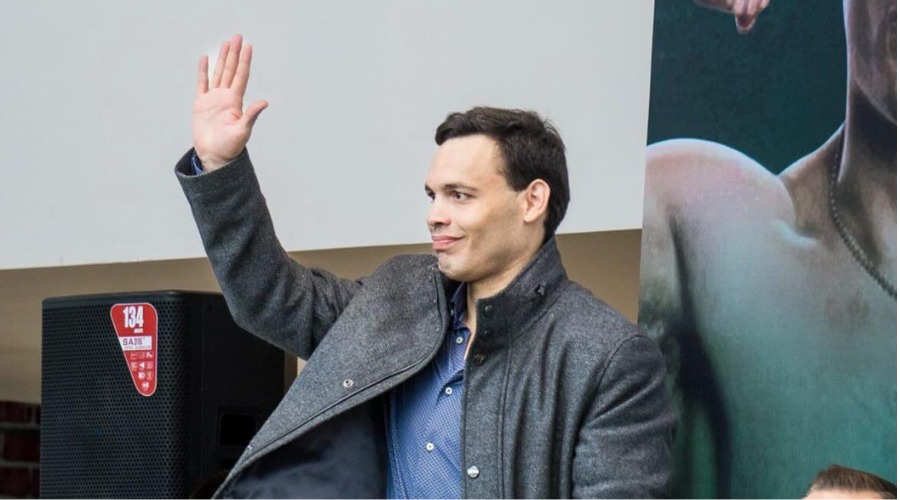 Julio Cesar Chávez Jr con la mano levantada y la palma extendida