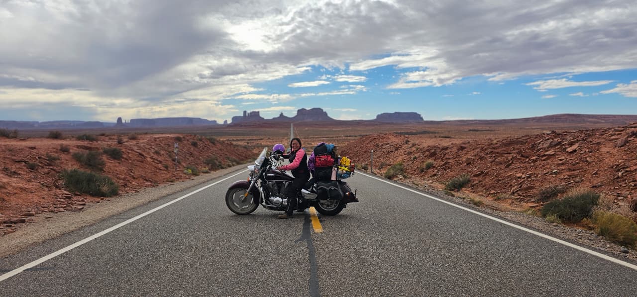 Motociclista Karen Vázquez, en su ruta en moto