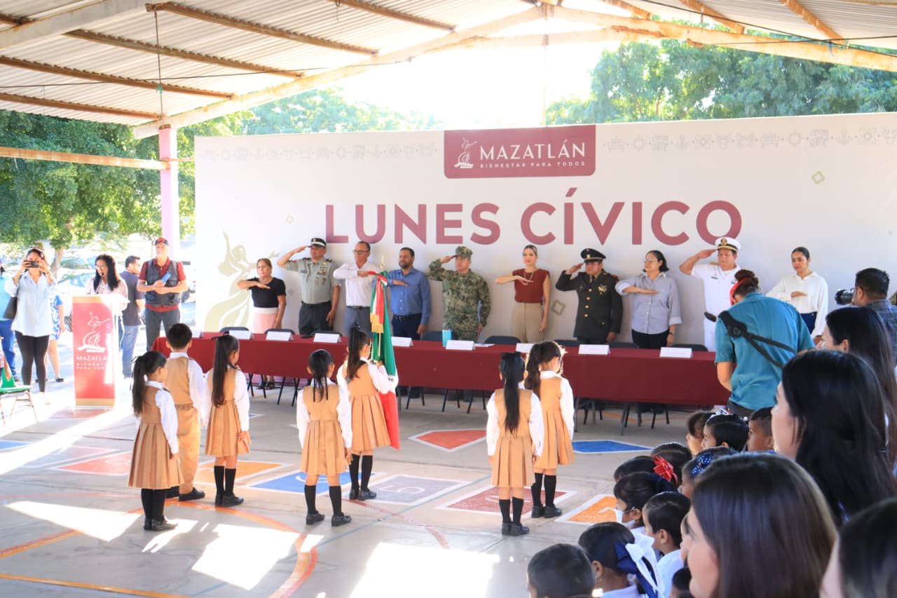 Personas y niños durante un acto académico en una institución educativa