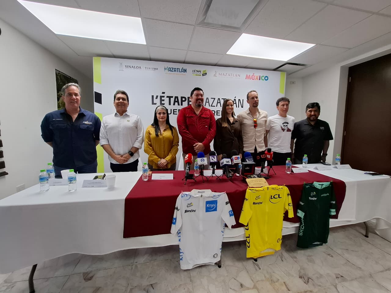 Funcionarios de Mazatlán y representantes de la L’Etape Mazatlán By Tour de France posando en una conferencia de prensa
