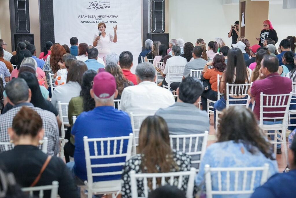 María Teresa Guerra en reunión en Salvador Alvarado