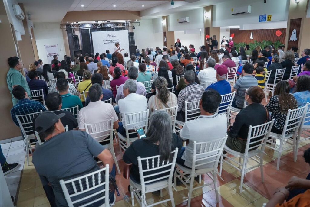 María Teresa Guerra en reunión en Salvador Alvarado