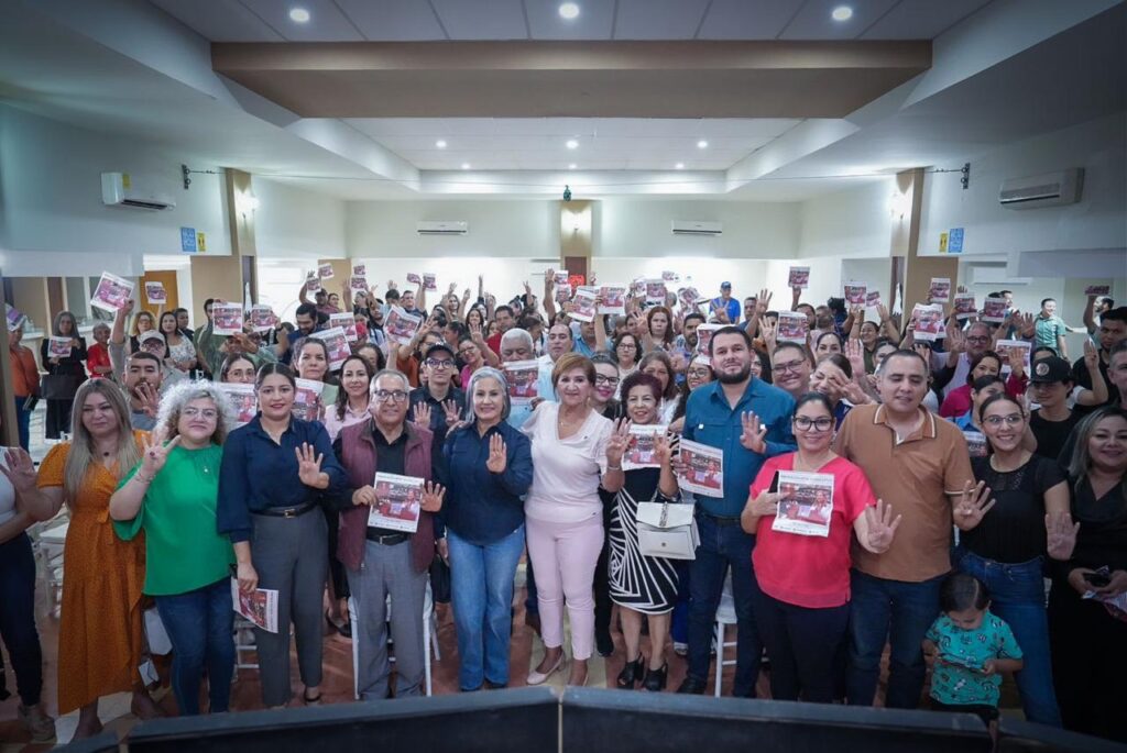 María Teresa Guerra en reunión en Salvador Alvarado