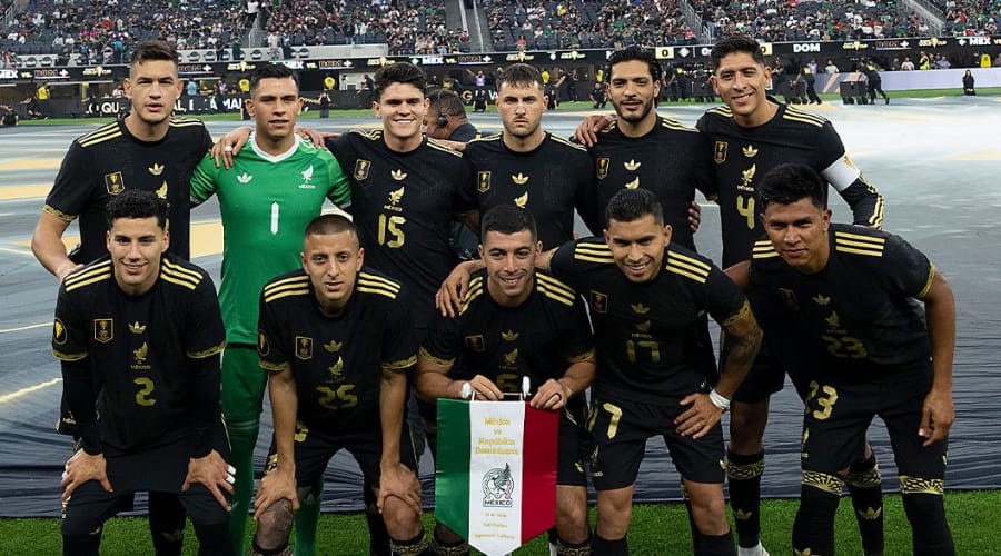 Jugadores de la Selección Nacional de México con la jersey color negro
