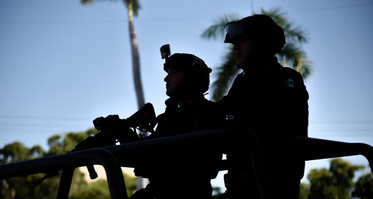Dos elementos de seguridad en camioneta del ejército