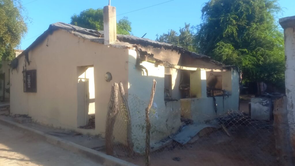 Casa dañada por el fuego en San Ignacio 