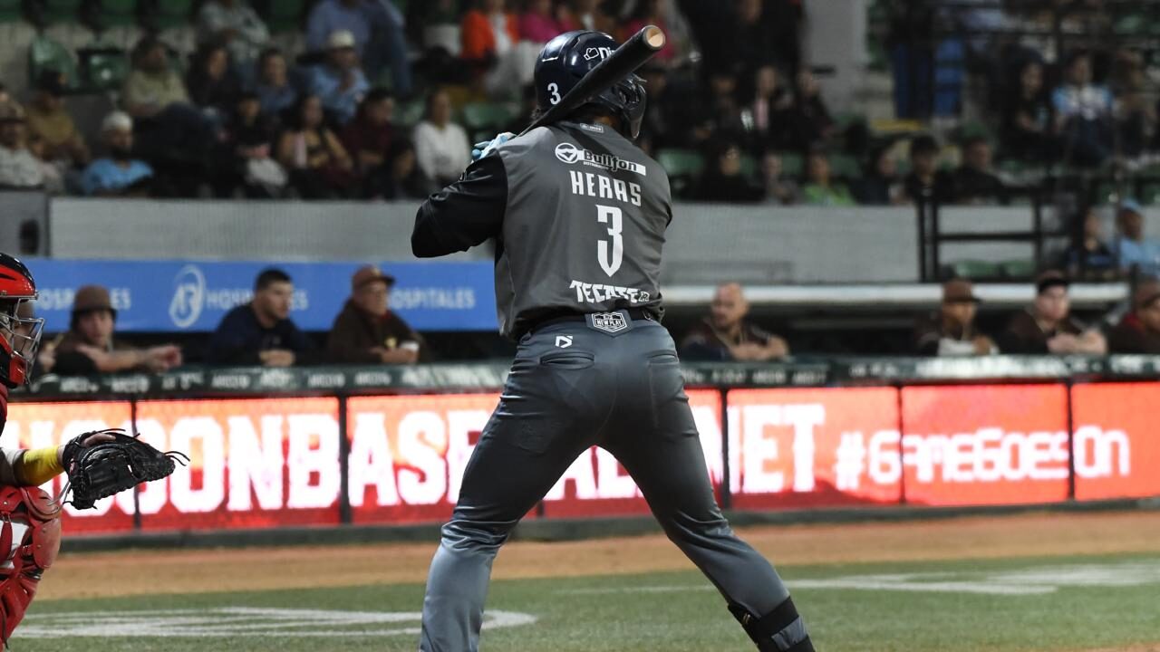 Leo Heras, jugador de Algodoneros de Guasave se prepara para realizar swing