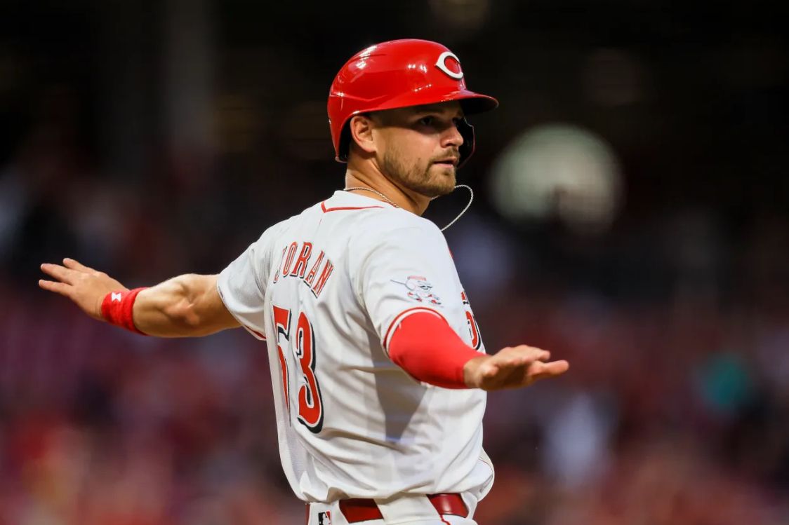 Levin Jordan con los Rojos de Cincinnati , con los brazos estirados dando indicaciones de lo que se debía hacer en la jugada.