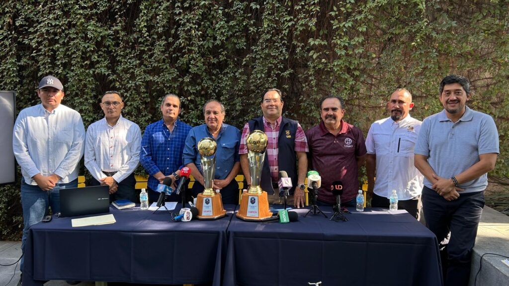 Representantes de la liga posando para la foto