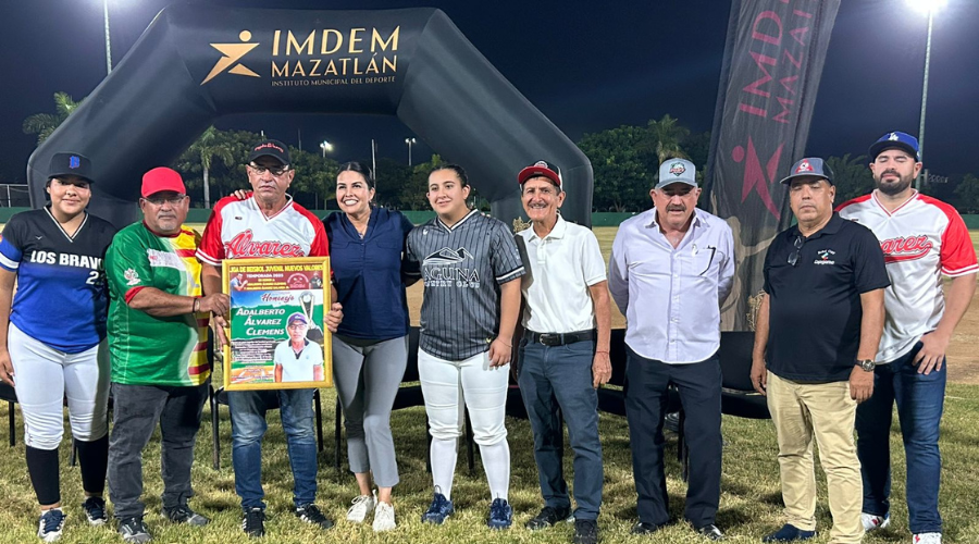 Homenajean a padre e hijo en la Liga de Beisbol Nuevos Valores